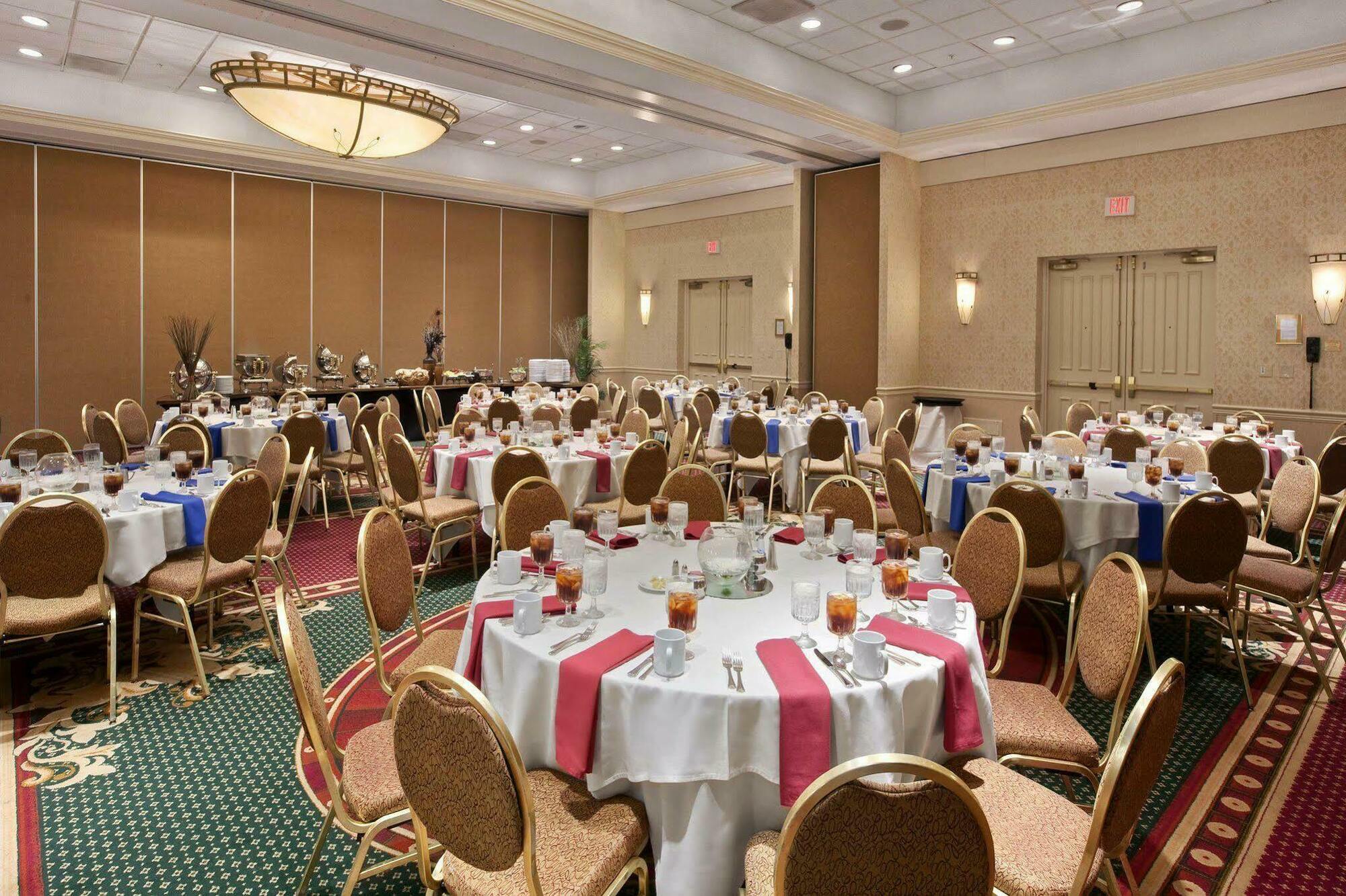 Doubletree By Hilton Cleveland East Бичвуд Ресторан фото